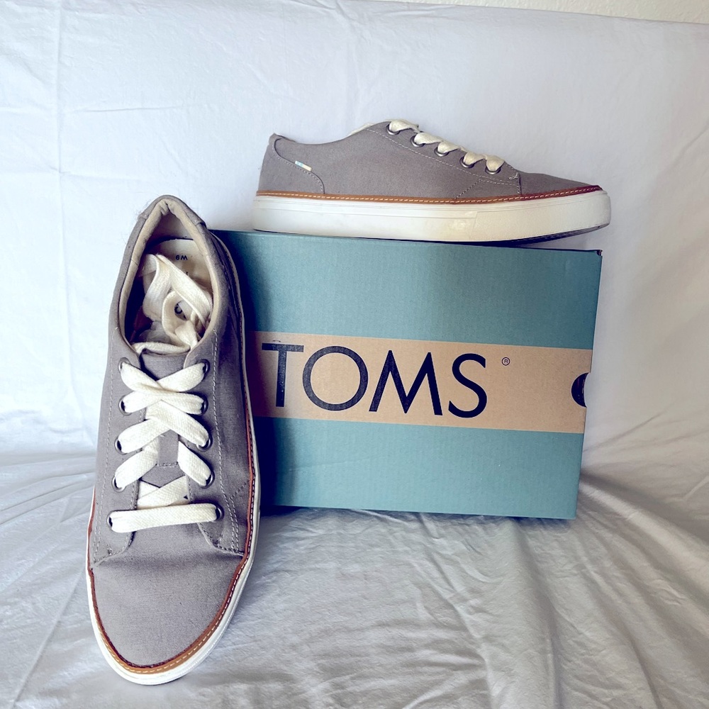 Toms “Alex” sneaker. Size 9, grey. Little wear, noticeable on the bottom of sole